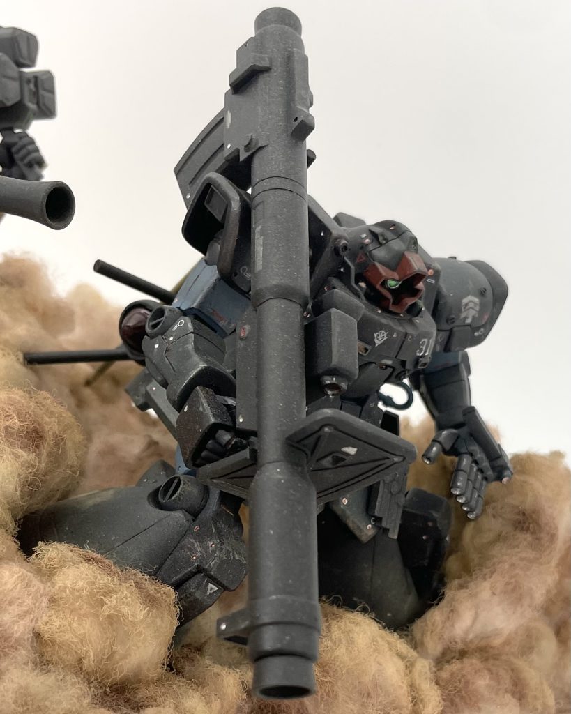 ドム・トローペン(ランバ・ラル大尉機) グフから移設された左腕の指バルカンが特徴 。本来グフの腕の中にある弾倉がドムにはない為、MMP-80用マガジンを外付けで流用できるように改修 。スカートにマウントされた予備マガジンも使用できるようになった 他、ラテーケン・バズ、大型ヒートホーク他武装多数