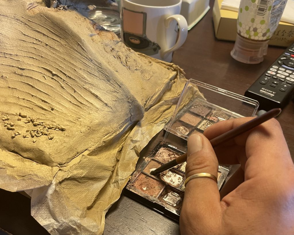 岩や砂漠、モビルスーツもですが100均のアイシャドウやファンデーションで質感を出したり補色したりしています。