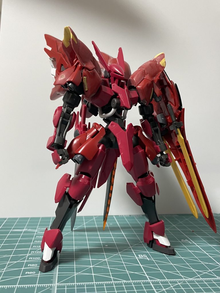 塗装前。二の腕部分の外装は、くどい感じがしたのでとりました。シナンジュの肩は刺々しすぎて、聖騎士風の塗装には合わない気がしたので、パテで整形しています。