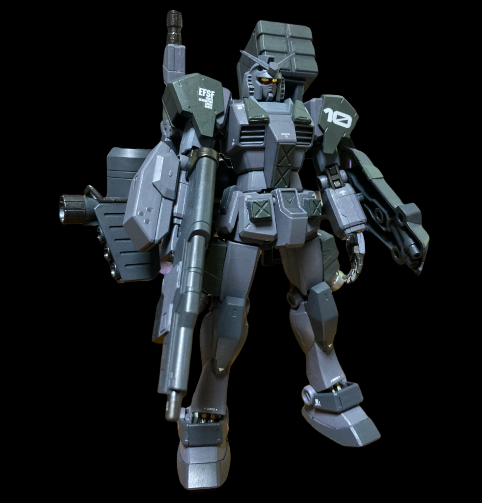 ガンダムを自分なりに改造したらどうなるかなと考えながら作りました、現地改修型と考えればどんな歪な見た目でもいけそうですしね。色々と考えましたがジオン系の機体と違ってカスタム機のイメージが思いつきにくくミリタリー風に行きたいと作った結果、雰囲気だけはFAガンダムぽくなってしまいました！肩にグレイズの肩パーツを、太腿にビルダーズパーツのバーニアを使用して大きく見せようとしましたがもう少し下につけた方がよかったかな？ですがバックパックが重そうですしバーニアを足したのは見た目的に良かったかも。カラーリングはいつものお気に入りのやつです(*´ー｀*)