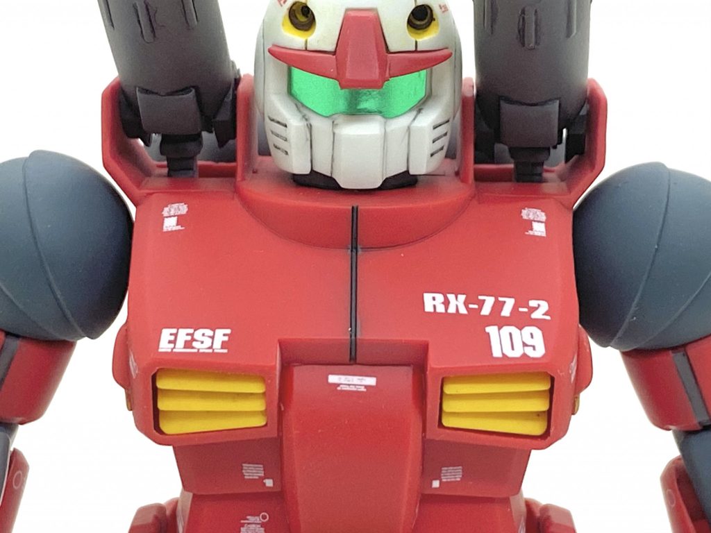 デカールはガンダムデカールのMGクロスボーンガンダムX0や閃光のハサウェイ汎用1などにホビージャパンの市販のデカールを使い、今回もカトキ風を目指しました。昔作りましたMGガンキャノンのガンダムデカールの残りがあったのでそれも使いましたが・・・20年以上前の物でしたから越年劣化の為に中々転写せず苦労しました。リバイブ版はカイの108仕様で作ってしまったので旧版の方をハヤトの109仕様にし、なるべくリバイブ版と同じ位置に同じデザインのデカールを貼っています。