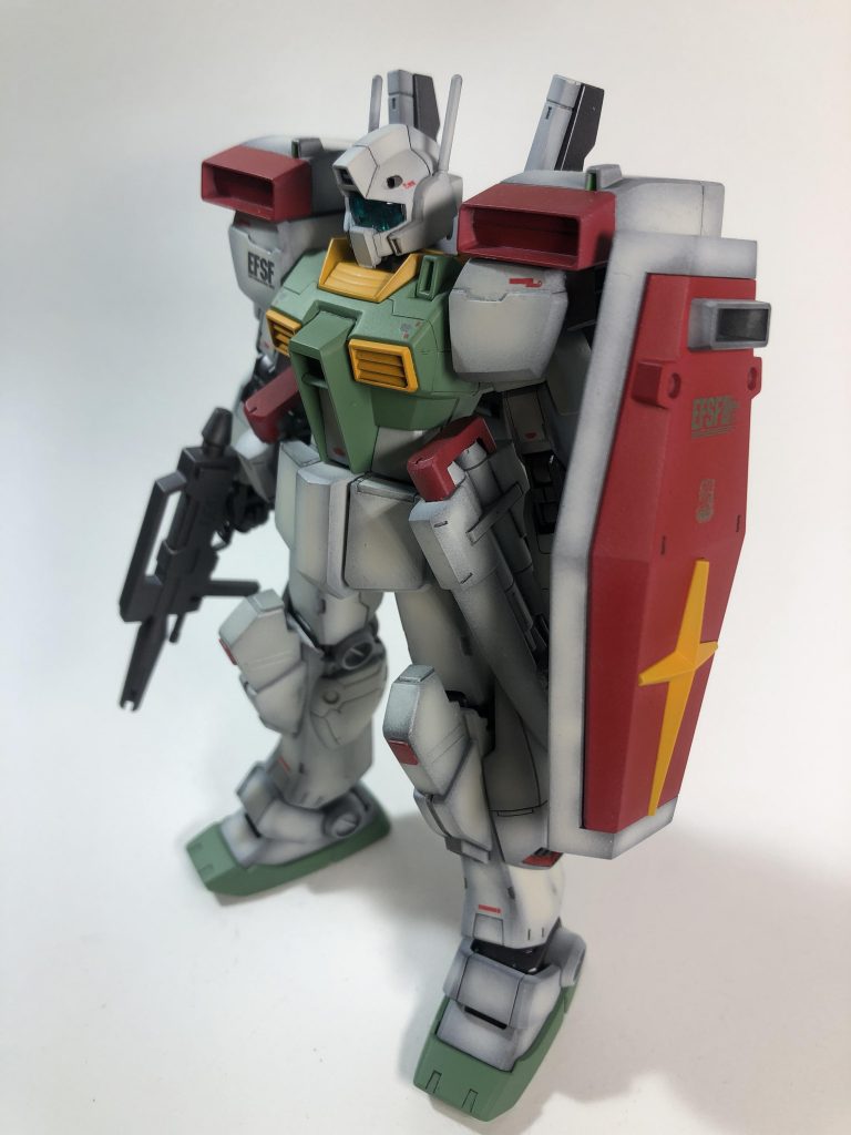 頭部、腕部は別のキットから流用で延長工作で好みのバランスに修正、腰のミサイルランチャーの取り付け位置が腕で抱えてるような場所にあるので取付位置を下げたりと全体的に調整してます。
