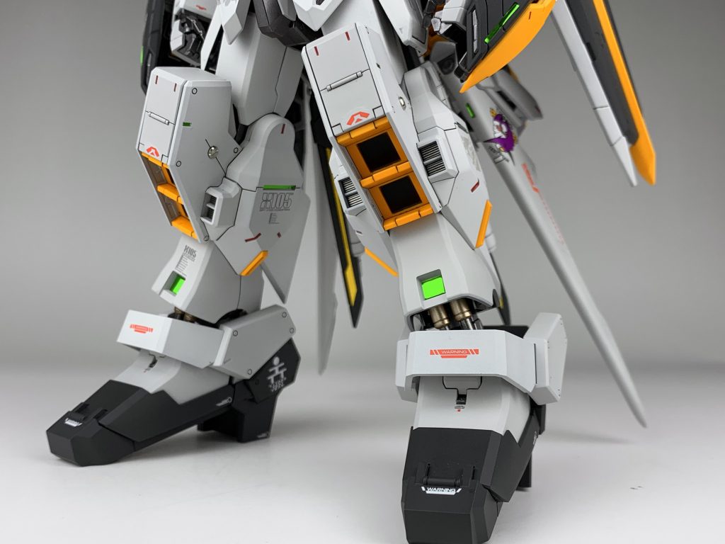 足まわりのアップ！やはりヘイズル系と言えばすねのシリンダーですよね🤩ここはしっかり塗り分けてえっちに仕上げました！すねとふくらはぎの黄色のスラスター部分の中の黒はマスキングによる塗り分け、緑のセンサー部分は、厚めのメタリックシールをサイズに沿って切って貼っています〜次からは制作工程の解説です！