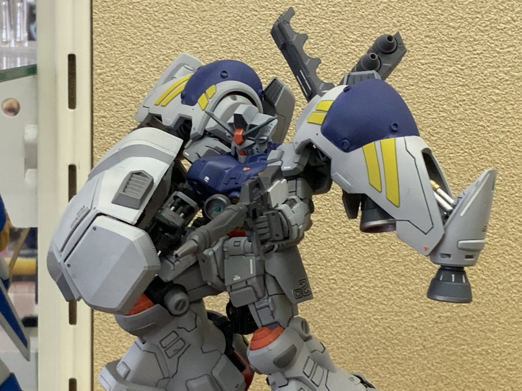 アクションポーズを別角度から。実はシールドも構えやすいように手を加えているのですが、しっかりとディテールをうまく作れなかったので見えないようにポージングしています。次回は、そう言った見えない場所の改造もしっかりやっていきたいですね。