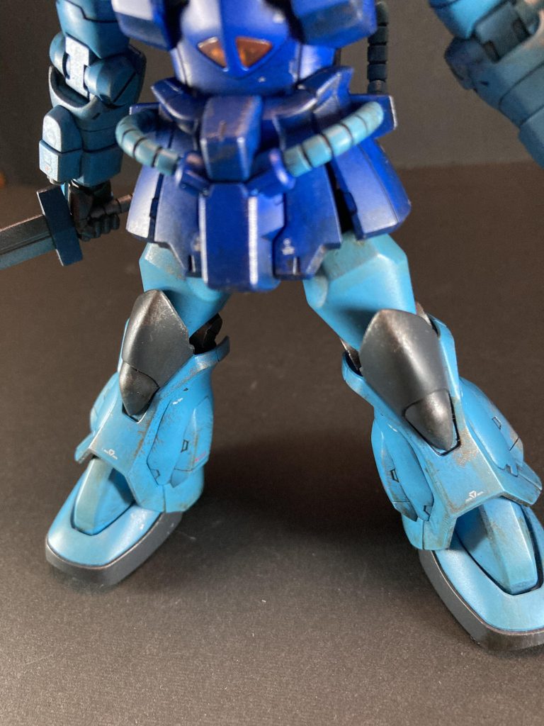 密かに頑張ったのが下半身のウェザリングです。地面に近いので汚れが多くても良いよね？って言うのと、膝は前に出るから剥げて良いよね？って感じでやってあります