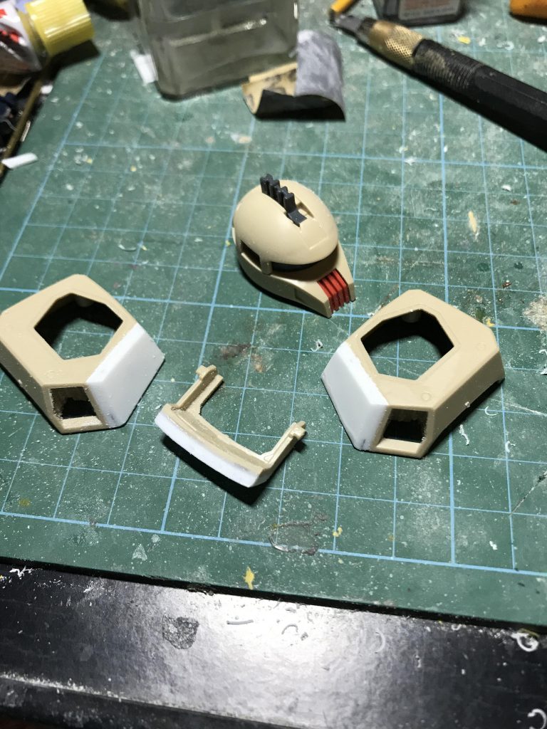 R型ザクの時もですが、胸にはプラ板2mm貼ってバストアップです