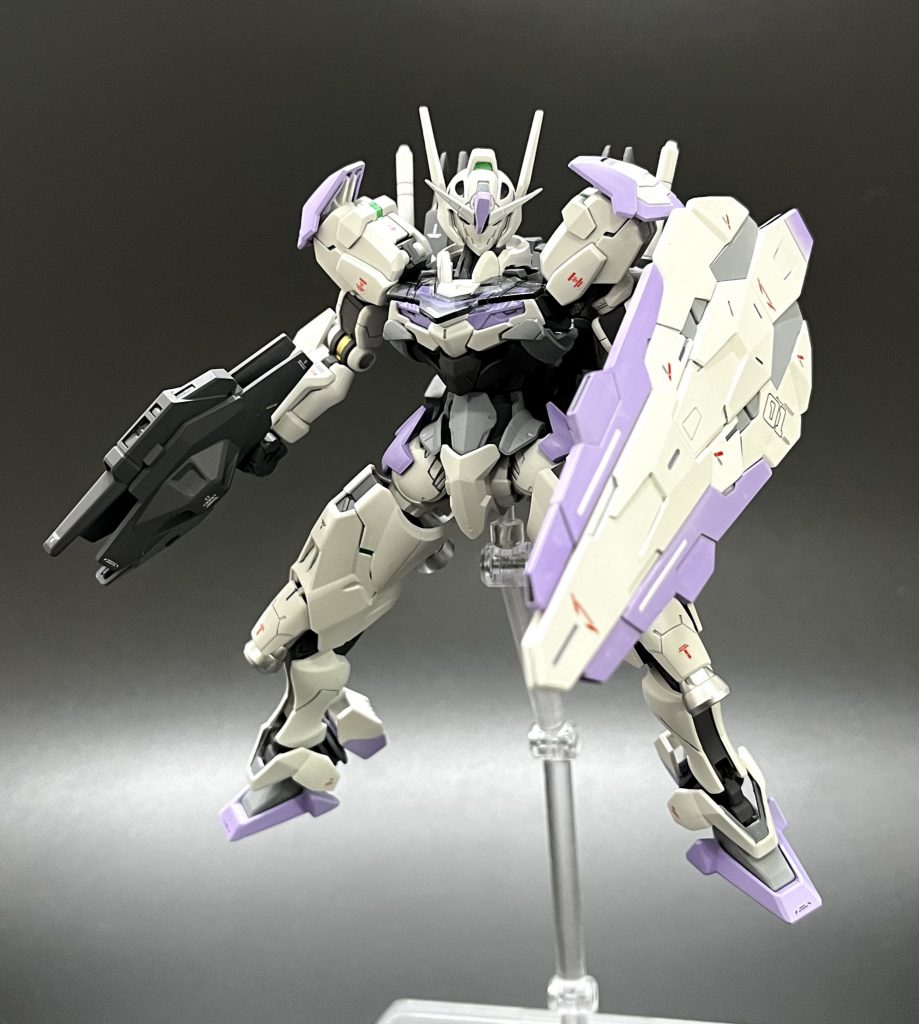 このシールドカッコいいですね！他の機体にミキシングしたくなる！あと、写真見てるとスゲー既視感あるんですが何かわかりますか？気になるわー8/29追記　意識していなかったのですが同時発売のベギルベウと同じカラーリングなんですねｗ