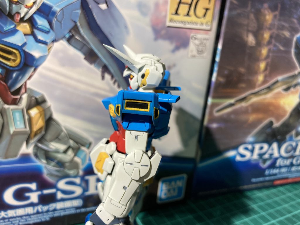 ここは作る前から厄介確定していた場所、肩の合わせ目処理＆バーニア塗り分け。処理前の素組みの写真を撮り忘れたので苦労が伝わり辛いのが悔しいところですが、ガッツリ合わせ目が出る＆モールドもそんなにバッチリ入って無いという事で、神経尖らせた部分です。スミ入れ塗料流し過ぎて頑張って消した合わせ目がまたパックリ逝った時は白目剥きましたね…そろそろ寝ようかと思った夜中の12時前の出来事。応急処置が終わった頃には2時過ぎてて、白目剥いて寝ました。使うつもりは無かったですが、ホイルシールすら無いというのはかなり厳しい仕様と言わざるを得ないでしょう。