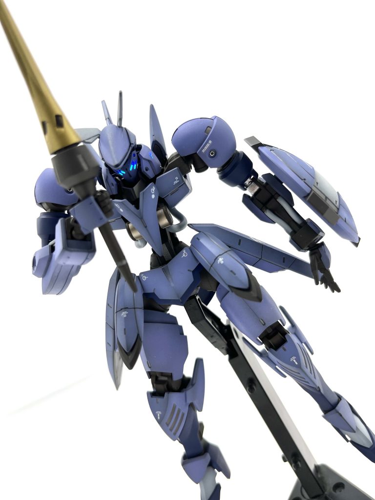 目には蛍光を仕込んでおりますのでブラックライトで光ります