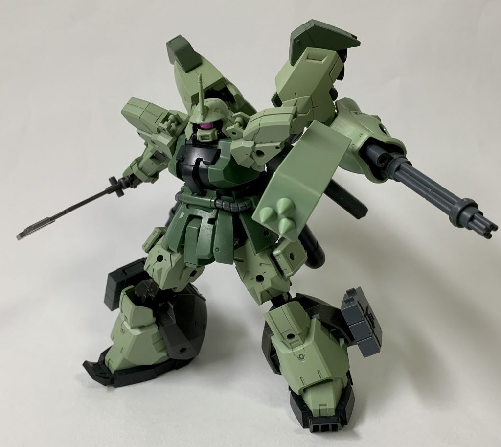 格闘武装。背部のスパイクシールドは手持ちが可能です。