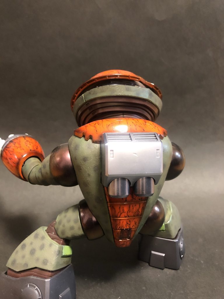 生体パーツは映画グレムリンの悪い方の「ギズモ」をイメージしました。サフ→ときパテ筆叩き→基本塗装→模様をブラシのスポット吹きです。光沢のある甲冑との対比で艶消しに仕上げました。