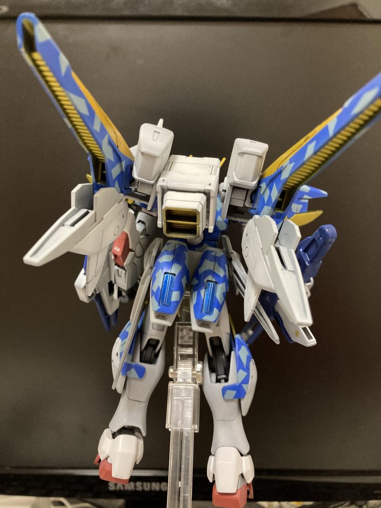 後ろ姿です。保持の為なんでしょうが脹脛のアサルトパーツに付いている支えの部分がいらないですね。後から気付いたんですが、この部分は切っても問題なさそうです。まぁ保持力は落ちるけど‥‥あと、ビルダーズパーツのMSバーニア03を使用して背中の空白部分を埋めました。素のままだと、T字の保持パーツ丸見えでカッコ悪かった‥‥MGだと別パーツで隠しているのですがHGにはないので代用しました。