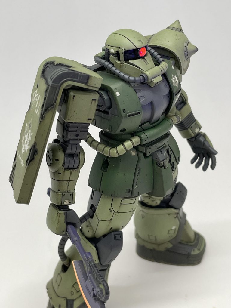 モノアイはビルダーズパーツのレンズに置き換えました。少しサイズが大きかったかもしれません。修理を繰り返して使っていたザクなので、いくつかのパーツにボルト穴のように小さな穴を開けました。