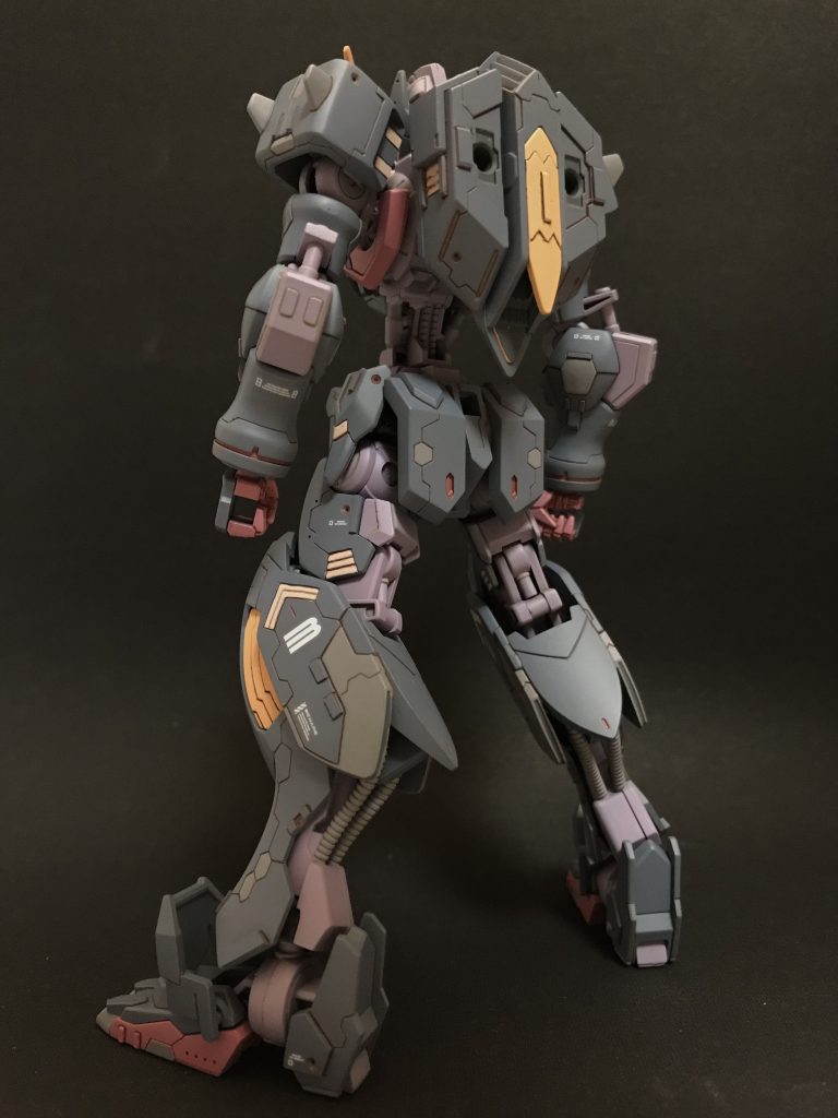 後ろから一枚。ほぼ工作無し(定番の腹延長と、靴の縦幅を詰めたくらい)の簡単ミキシングですが全体のバランスにかなり気をつかってパーツをえらび、ディテール追加や配色などでいイジった感を出そうとしました。特に色は紫、小豆色、オレンジ、ナスコンと、かなり奇抜な組み合わせに挑戦しました。ラゼ○ガンやエヴ○3号機なんかが参考資料です。