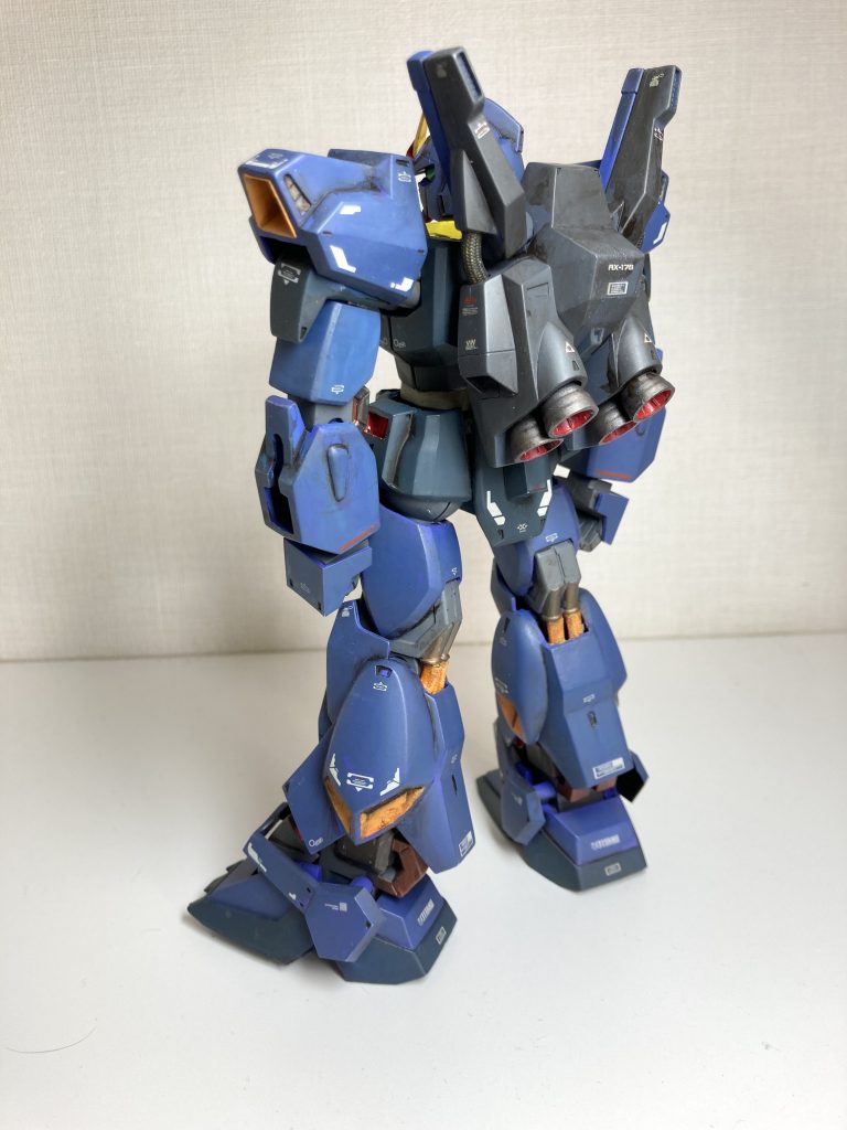 ボディ部分はタミヤスプレーのミディアムブルーを使用。ティターンズ色のブルー部分は、イメージに合うスプレーがなかったので、色々調合したラッカー筆塗りです。デカール貼付後にトップコート艶消しをスプレーし、墨入れ及びウェザリングカラーでウォッシングしました。