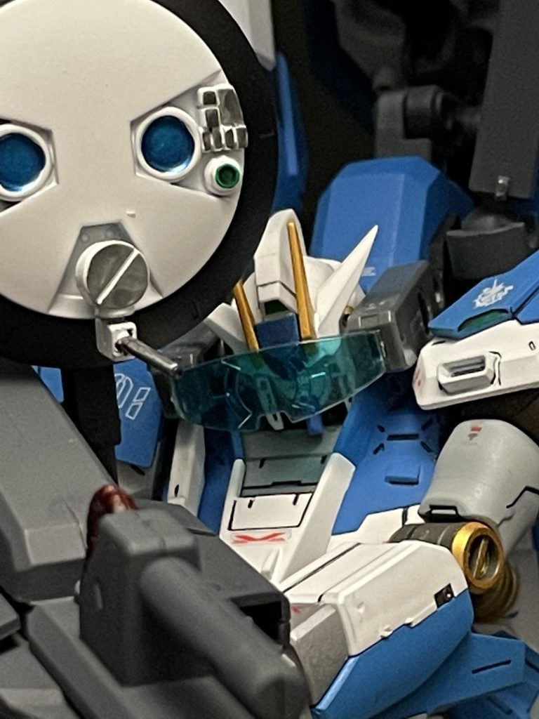 分かりづらいですが、頭部にはフォロースコープも装備し、レドームとニュータイプ能力を合わせて敵を狙撃します