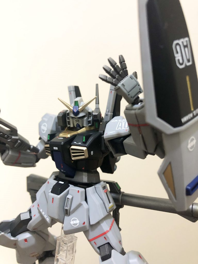 ついでに平手も製作。やはり富野監督がおっしゃる通り手に表情が出ると締まって見えます。握り拳も穴が空いて無いだけでリアル感が段違いです。