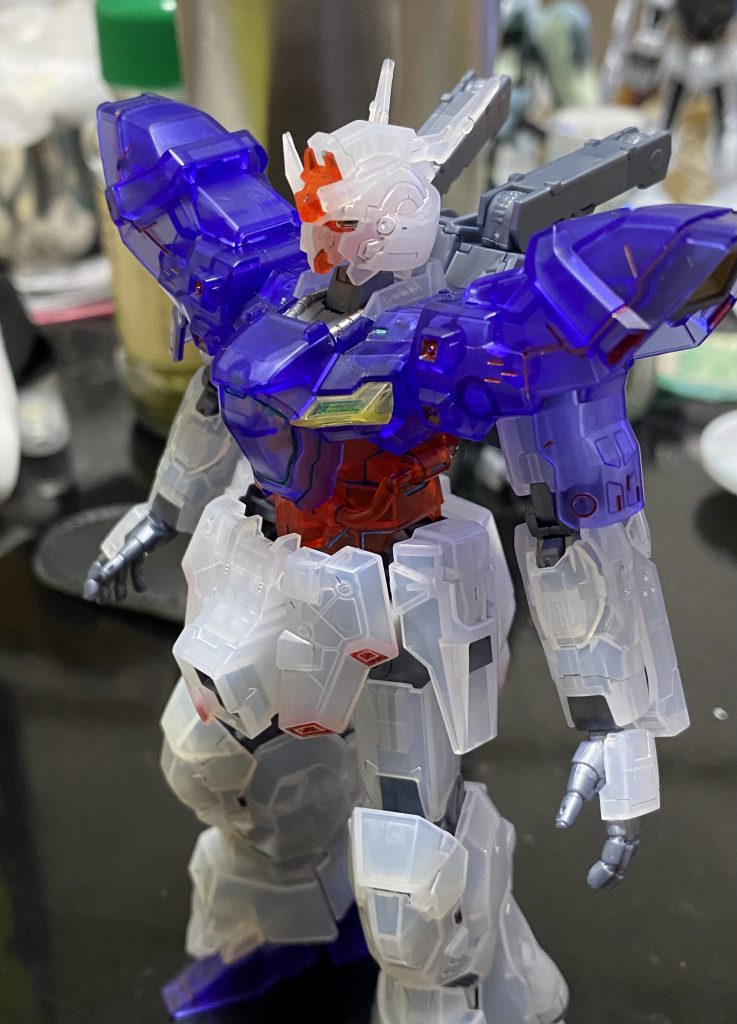 顔の赤パーツが透けてしまうのでガンダムマーカーの白を塗ってみたものの完全には隠しきれず正解は銀だったらしい