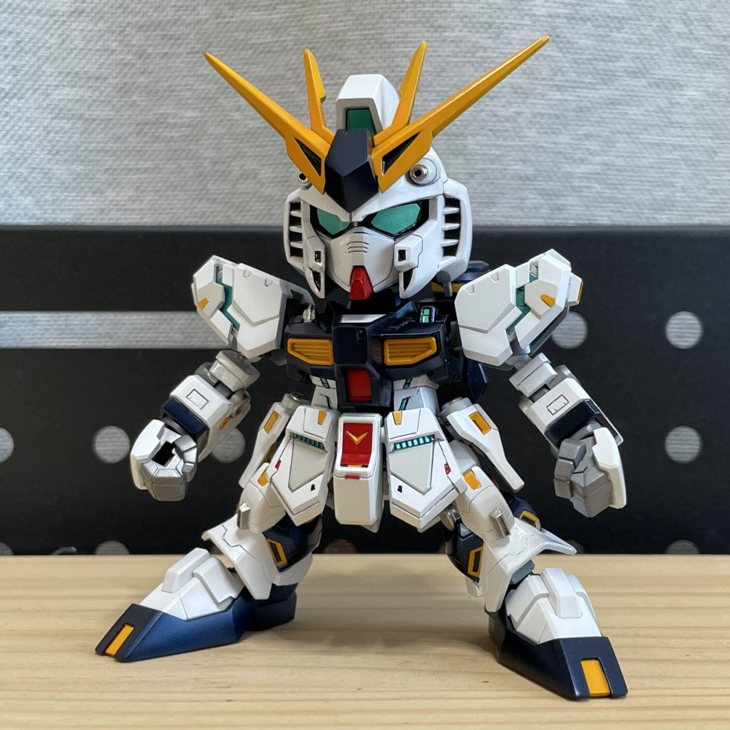 塗装直後の状態。塗装はほぼクールホワイトそのまま、ネイビー部はプリズムブルーブラックです。