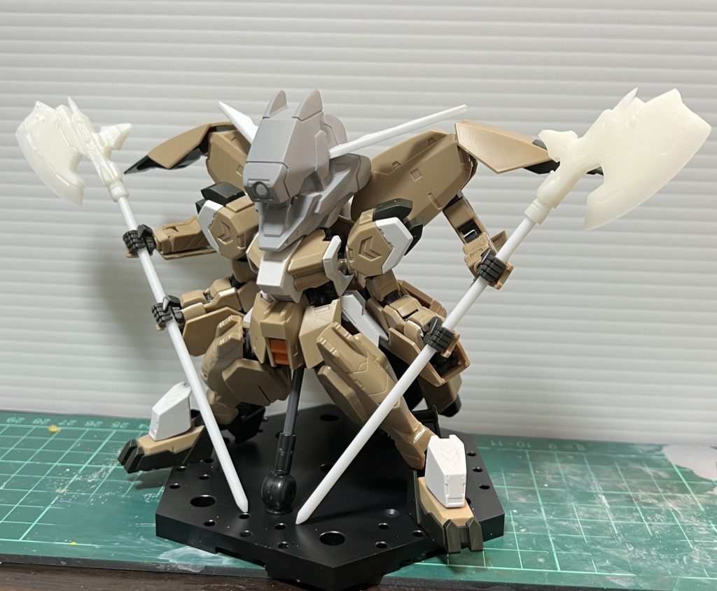 腕装甲の合わせ目を消したり、段落ちモールド化などを行い改造工程完了です。