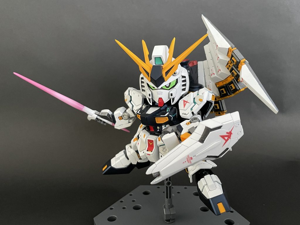 ビームサーベルとシールド。目は瞳入りと交換式。