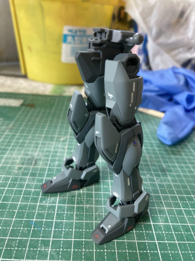 ディアクティブモードの色は、メカサフにネイビーブルーを混色し、割合を変えて2色作って塗り分けました。デカールは、PS装甲起動時に白になる部分には白いデカール、赤になる部分には赤いデカールを貼ってあります。PS起動時にCAUTION マークや整備情報が消えるという設定です。