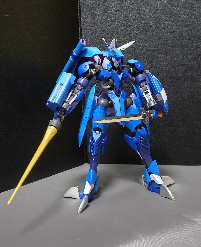 ジークルーネってオーラバトラーっぽくね?と思い、試しに作ってみたものですが、想像以上にオーラバトラーっぽくできました。鉄血ヘビーメタルの次は鉄血オーラバトラーだ、といきたいところですが肝心のダンバイン系のキットは数ヶ月前の再販以降見かけてないので、この手の作品は今回のみとなるでしょう。