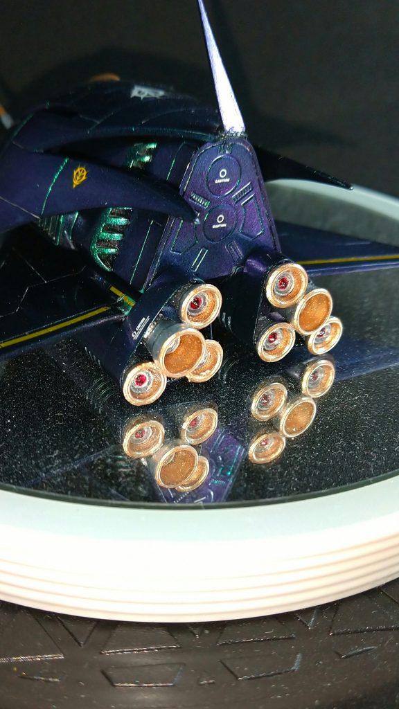 改造をしたい気持ちを抑え、今回はバーニアーを1つ増やすだけにしました。バーニアーの中にはいつもの100均のビーズシールを貼っています。