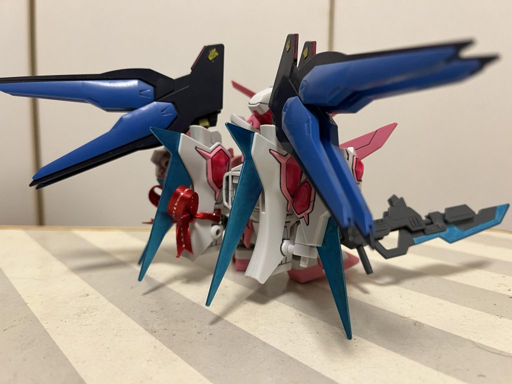 ストフリの羽が取ってつけたようなのは、まゆがガンプラバトルにおいての追加装備を試行錯誤中だからという設定なのです。決して、イベントに間に合わないから塗装とか仕上げをサボったわけではないのです(冷汗羽は中学生の時に作って激しいブンドドで大破したストフリから取っておいた物です。だから当時の仕上げのままなので汚いのですw