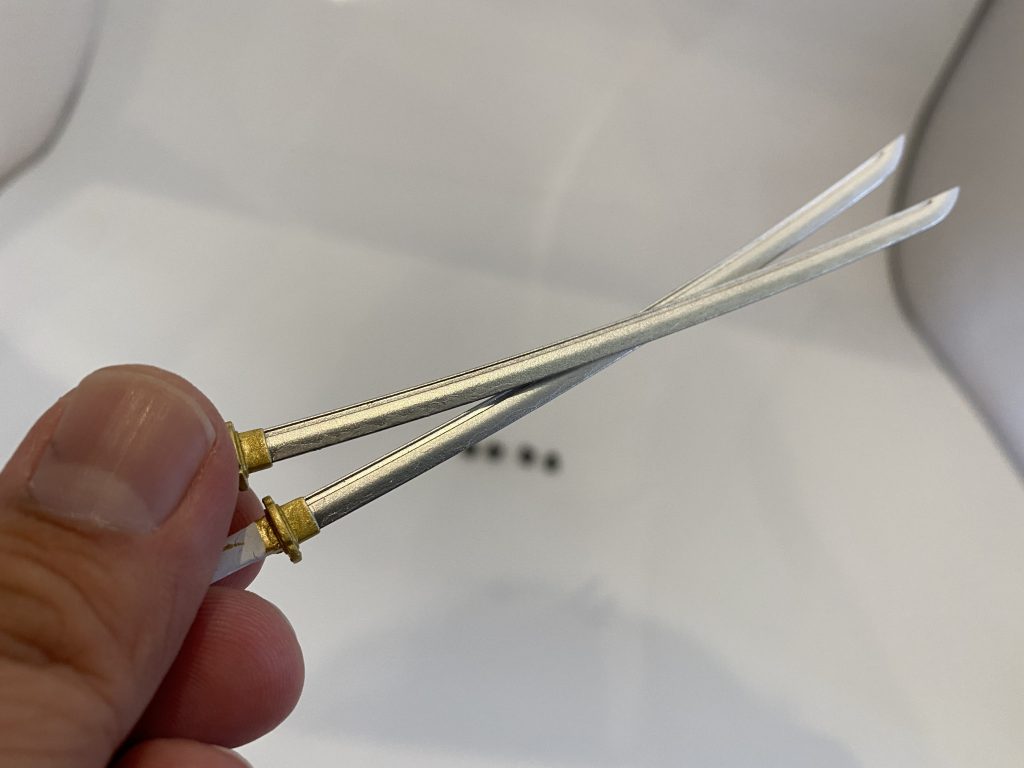 [どうしても言いたかったこだわり]実はこのスパイド、銀塗装の下地部分に工夫を入れていて(と言っても些細なものですが笑)、銀一色に見えて、みる角度によっては光の加減で刃紋が浮かび上がるようになっています。写真の鍔の近くがわかりやすいので、ご注目ください😌