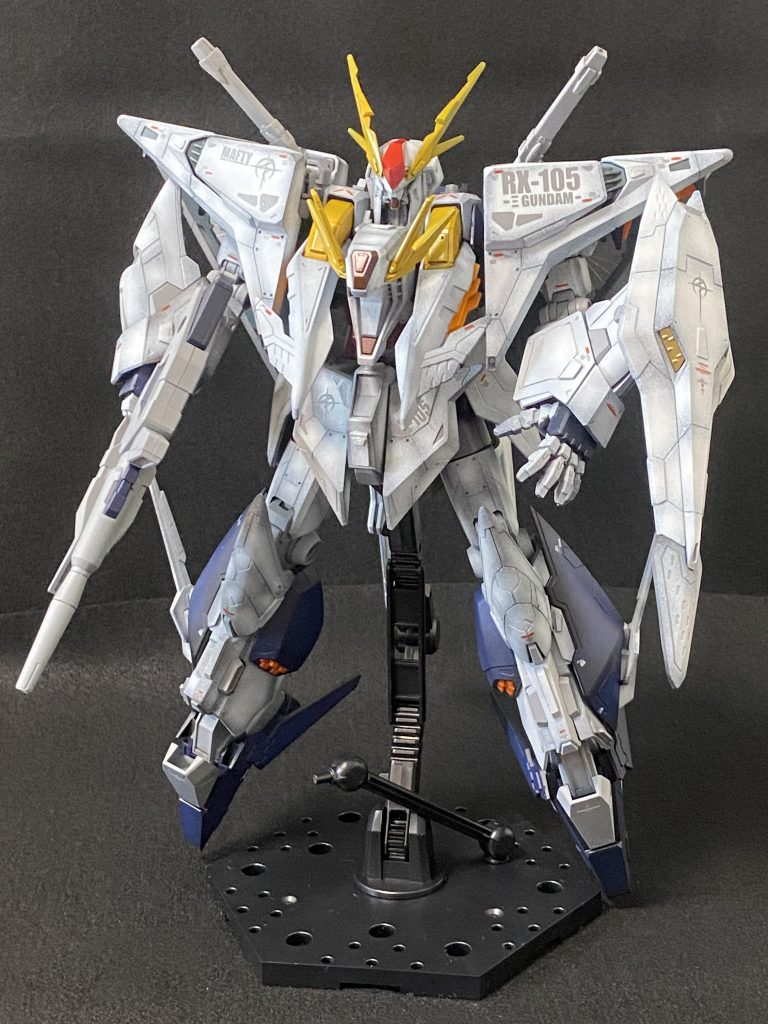 全体像完成（？）の意味ですが、ビームライフルをマックス塗りし忘れたり、部分塗装もしていなきったり、細かいところでミスっているからです。集中力も切れたので、これで完成として、次は何を作ろうかな。RGサザビーの途中でクスィーを作り始めたので、サザビーを再開するか、ディティールアップの練習用に買ったHGUCジムカスタムを作るか。