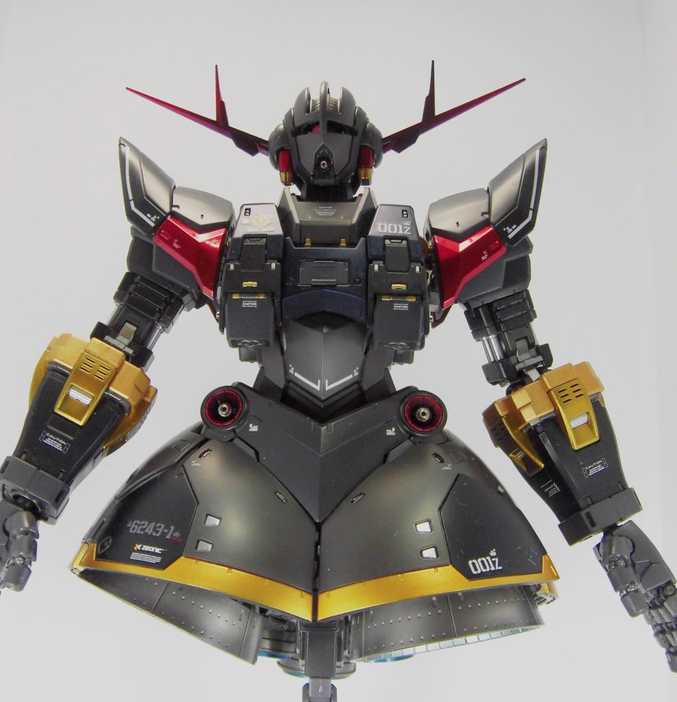 モノアイは元々の部分を削り落としてハイキューパーツのSPプレートとドームに交換しております。