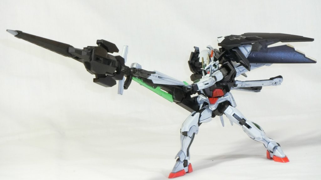 　スラスターを後方に向けて反動に耐えつつ長射程砲撃だ！