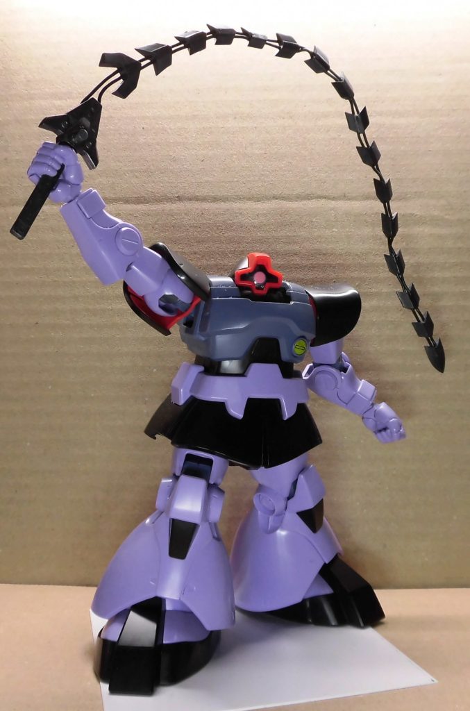 ガリアンソードです。これはザク系に持たせたかったのですが、コトブキヤの武器はグリップが太くて握り手を削らないと持てないものが多いので、とりあえずドムに持たせました。可動範囲が少ないので、ポージングどうこう以前の状態になってしまいました。