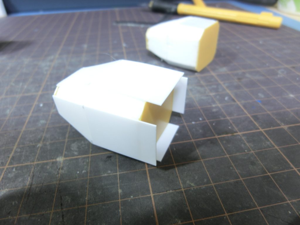 初めてプラボードを使用しました。プラボードは成型し易いですが、目が粗いので、表面にプラバンを張り付けて、隙間をパテで埋めるという方法をとっています。