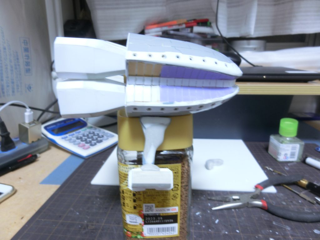 紫部分が純正パーツです。純正は本体がかなり短いのでプラボード等でかなり延長しています。