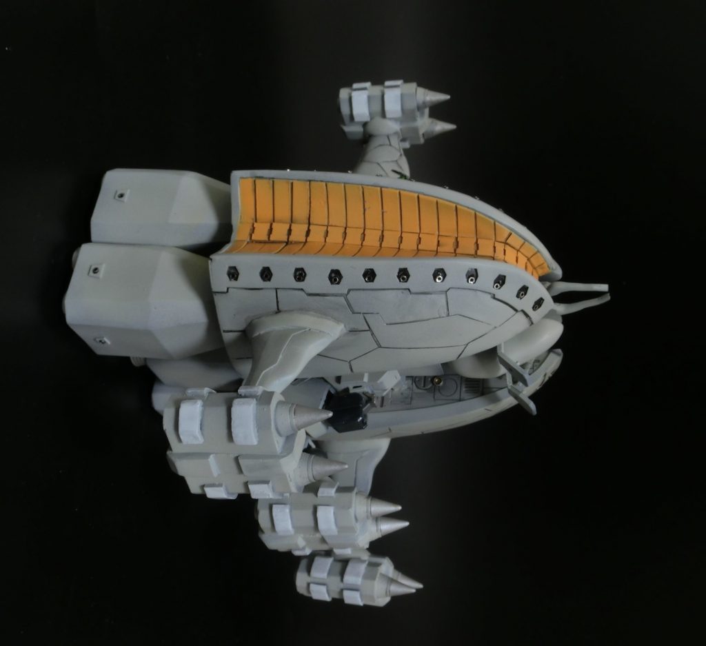 下部中央の足は伸縮します。これは縮めた状況。高速モードです。