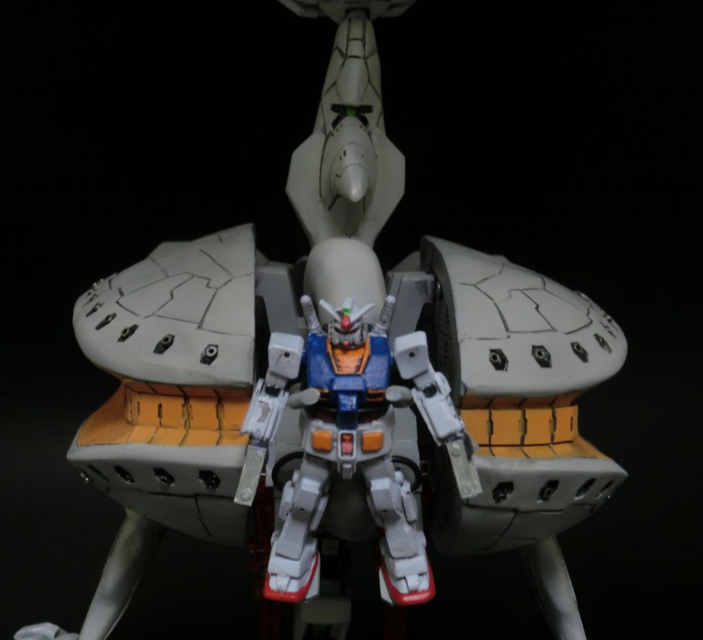 ガンダムはカップヌードルに付属されていた1/300ガンダムを改造しています。scaleは違いますが、大きさ的にはマッチしているかなと思います。