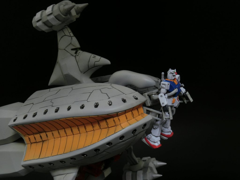 合体機構は腰を爪で挟み込んで、足裏を固定する方法をとっています。勿論、着脱可能です。