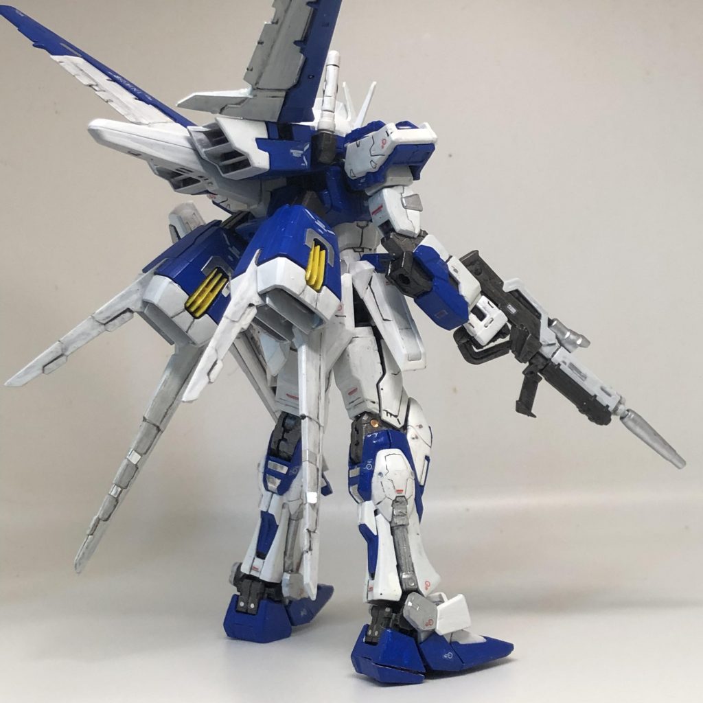 後ろから。あちこち緩すぎて、へっぴり腰しか安定しない…キット付属のアダプターもうまく嵌らないし、持っているスタンドとは互換性がないし、銃を構えればすぐにヘタって下に下がるしでポージングも諦めました。これがアドバンスドMSジョイントの実力か…