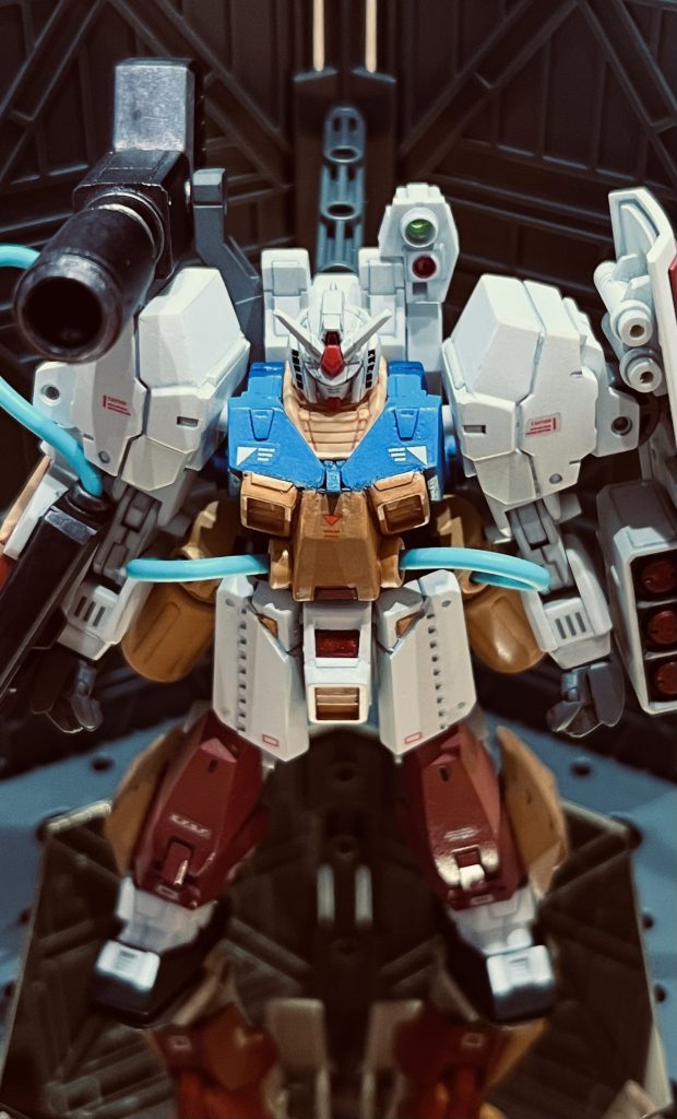 改造を重ねるうちに股関節がゆるゆるになってしまい、ベースと接続することで安定的に立てるようになっています。