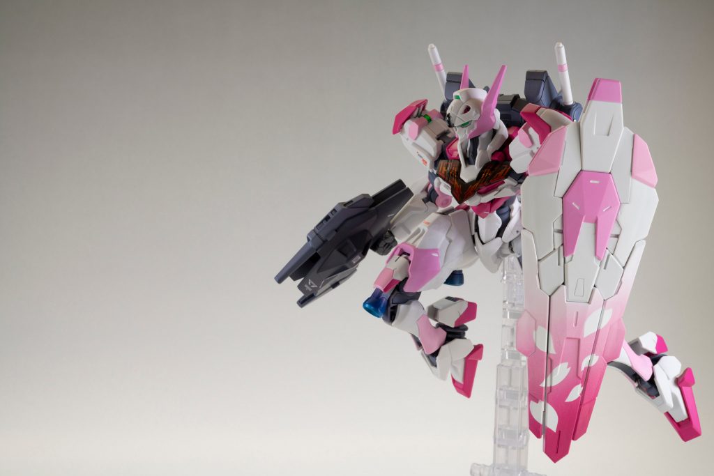 華美になり過ぎないように、しかし鮮やかにを目指してみました。墨入れは迷った末に最小限に。シールドはリバーシブルで模様無しにもできます。