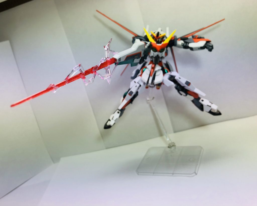 また、SEEDでよく見る赤白強めビームをサーベル状にして攻撃できる設定です。長くて重くなるので肩関節が負けます。