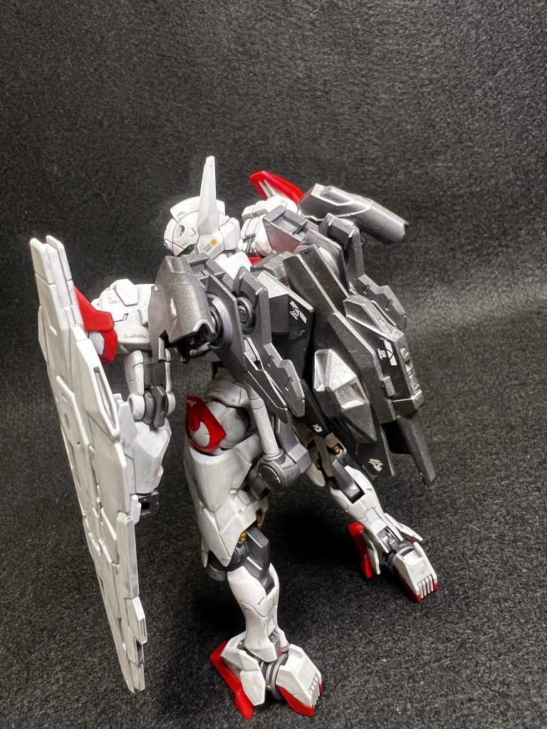 ガンダムルブリスでした。最初に書いた通り、デザインを見た時からこのカラーリングをやろうと思ってたので、やる事が完全に決まっていました。故に問題も無くスムーズに完成後からバックパックの組み替えを行いました。ちょっとだけ改造。カラーリングの変更だけでもイメージがガラッと変わって面白い。王道のカラーリングな感じですが結構やってみると楽しい。