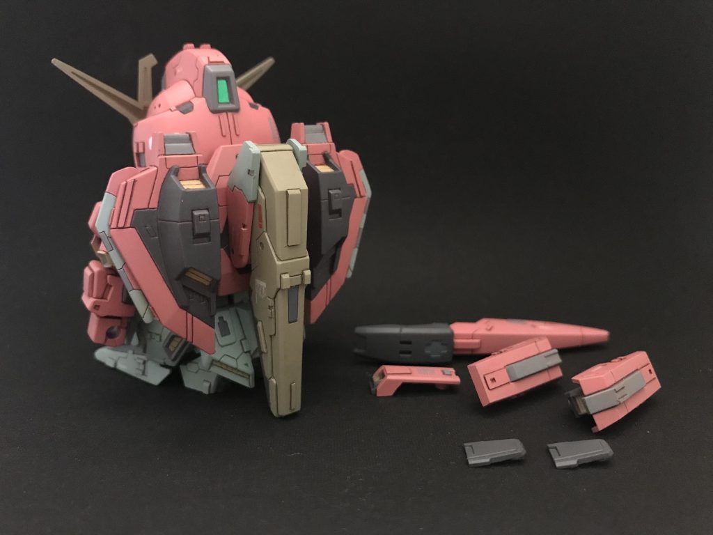 後ろから&シールドと自作の差し替えパーツたち。今回は食べ物(!?)なので武器は無し。ポリキャップ隠しとプロポーション変更用に追加パーツ数点。という感じの工作です。僅かな追加パーツですが、けっこうカッコ良くなったんじゃないかなぁと思ったり思わなかったり、いや色が奇抜すぎて誰も気づかんだろと自分で突っ込んでみたり。