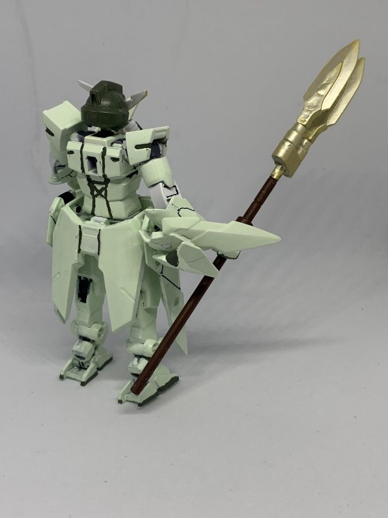 後ろ。前後共に模様のラインの入り方は完璧に覚えてるのですが、あくまでガンプラとして元パーツの形状やモールド等に逆らいすぎないアレンジでライン入れをしてます。