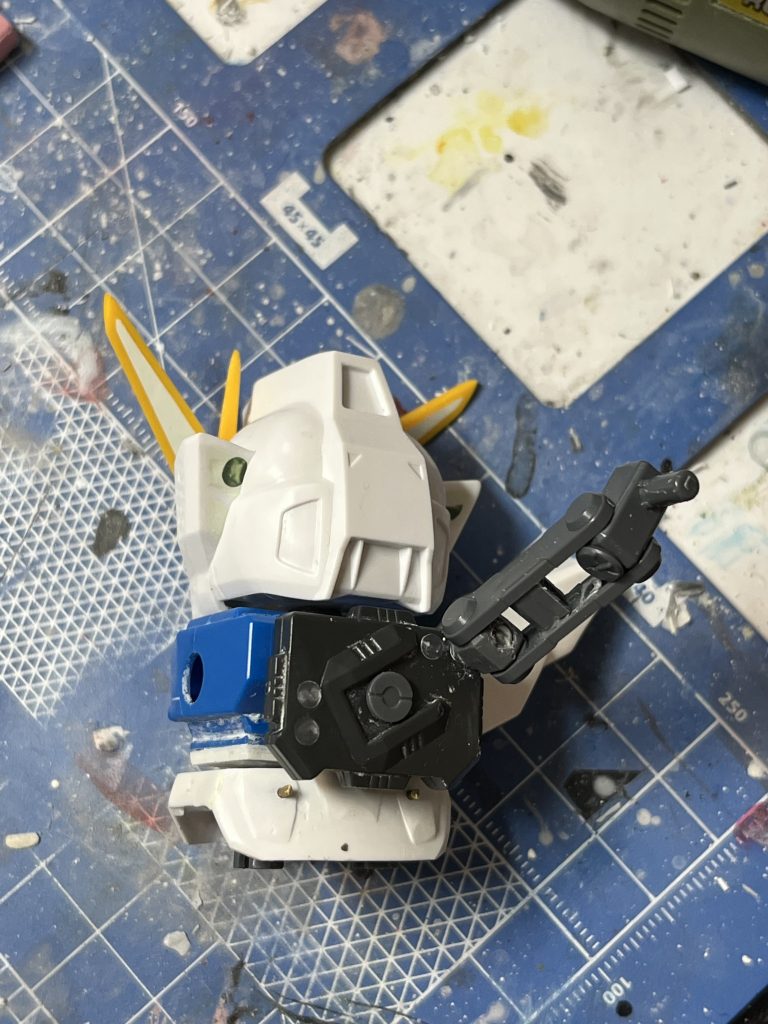 リフレクターの接続アーム。若干緩いのでポージングがつらいです。