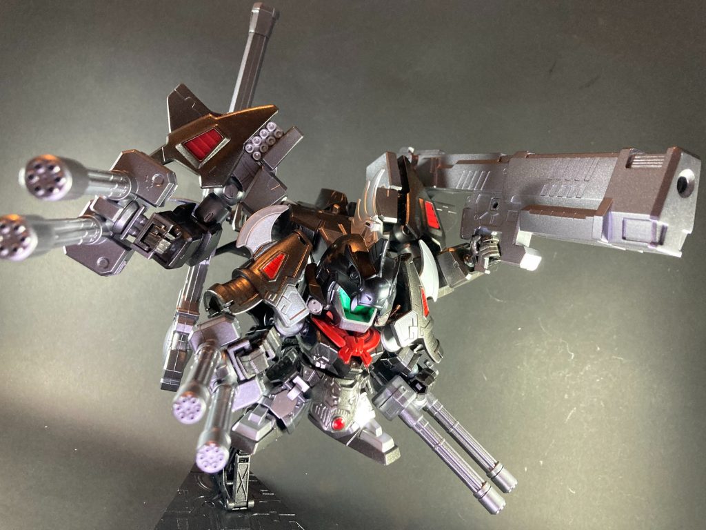 ・大口径連装機関銃2門・両肩部装甲内蔵型ミサイルランチャー16門・大型実弾バズーカ砲1門・ジェネレータ直結大出力ビームキャノン1門背部大型スラスターの推進力による長距離飛行強襲を得意とする。