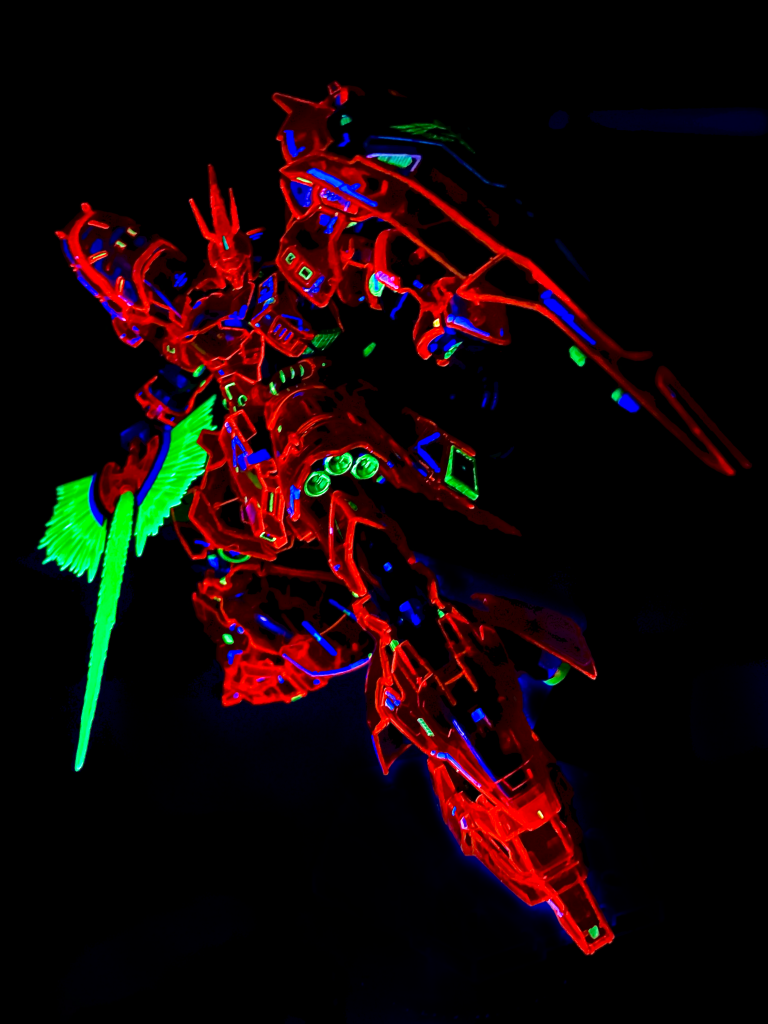 塗装は今回も全て筆で行っています。今回はかなり細かい作業になりそうだということで、神ふでの面相筆Sを購入。やっぱり今までのゴミ筆とは塗りやすさが全然違い、細かいところの塗装も難なくできました。蛍光レッドによる縁取りは、マスキング等はせずフリーハンドで行っており、結構線がヨレヨレになっていたりしますが、逆にちょっとイラストっぽくなってそれはそれで良いかなという感じ。メインの蛍光レッドだけではなく、ゴールドに塗装した部分は蛍光イエロー、シルバーで塗装したところとデカールは蛍光クリア(ブルー)で塗装しており、このイエローとブルーの配置のバランスに気を使いました。ちょっとした配置の違いで突然ダサくなったりカッコ良くなったりするので不思議です。制作途中で何度か色の配置を変えたりして、最終的になかなかいい感じの映えになった気がします。