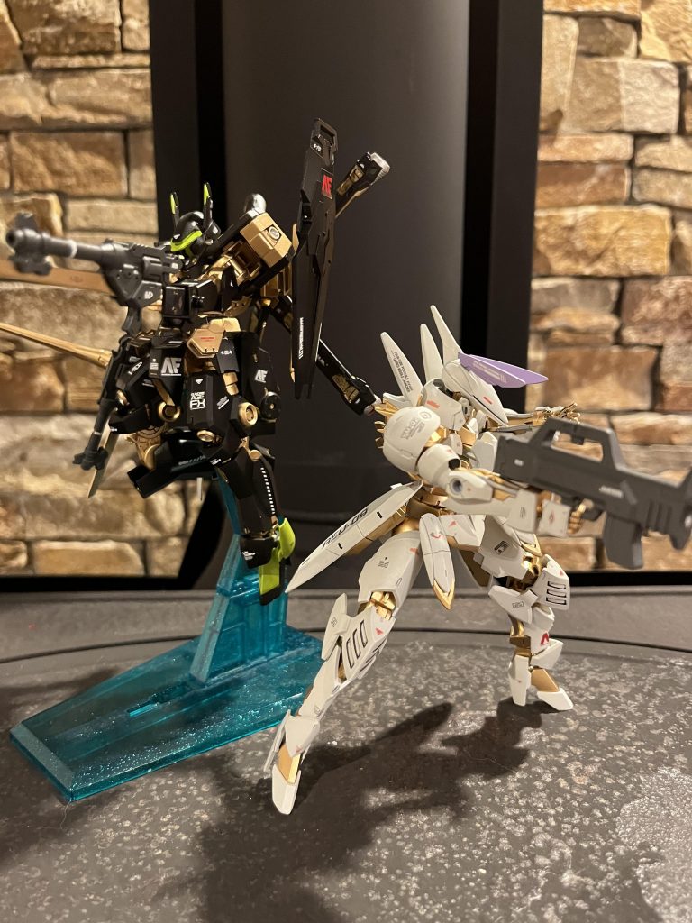 このジークルーネに使った塗料はミスターカラーのグランプリホワイトとミスターカラーのゴールドとミスターカラーのファントムグレーとガイアノーツのラベンダーです。よかったら参考にしてください😊